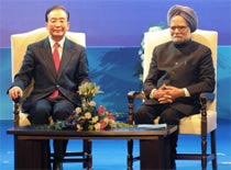 Chinese premier Wen Jiabao and Indian prime minister Manmohan Singh at the closing of the China Festival in Delhi